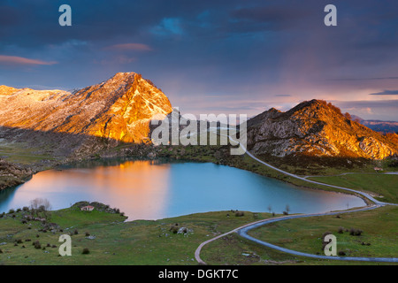 See-Enol mit La Porra Enol und Cerru Sornin im Hintergrund im Nationalpark Picos de Europa. Stockfoto