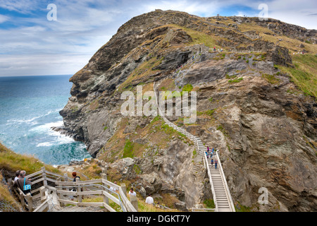 Tintagel Castle auf die Prachtnelke das war König Arthurs Burg und wurde geglaubt, um AD1140 gebaut wurden Stockfoto