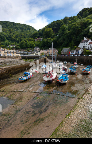 Kleine Boote im Hafen von Lynmouth bei Ebbe im Exmoor National Park. Stockfoto