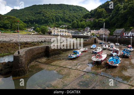 Kleine Boote im Hafen von Lynmouth bei Ebbe im Exmoor National Park. Stockfoto