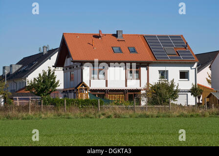 Mehrfamilienhaus in einer Wohnanlage Gehäuse mit Sonnenkollektoren auf dem Dach, PublicGround Stockfoto