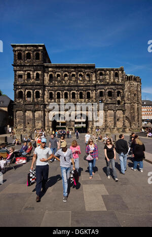 Junge Menschen flanieren vor der Porta Nigra, Trier Wahrzeichen, UNESCO-Weltkulturerbe, Rheinland-Pfalz Stockfoto