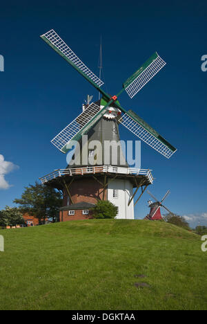 Twin-Windmühlen von Greetsiel, niederländische Galerie-Windmühle, westlichen Windmühle an Front, Tee Zimmer, Krummhoern, Wahrzeichen von Greetsiel Stockfoto
