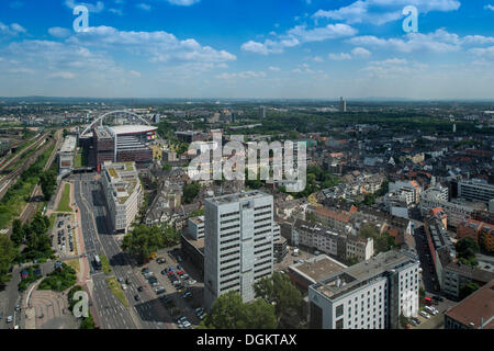 Blick auf Köln Deutz mit Bahnhofsvorplatz, LVR Turm Kölnarena, Bergisches Land/region Stockfoto