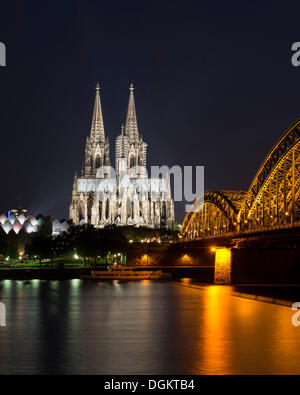 Blick vom Köln-Deutz, das Wallraf-Richartz-Museum, Koelner Dom, Kölner Dom und die Deutz-Brücke in der Nacht, Köln Stockfoto