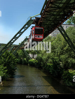 Wuppertaler Schwebebahn oder Wuppertal schweben Straßenbahn, Schwebebahn über den Fluss Wupper, Wahrzeichen von Wuppertal Stockfoto