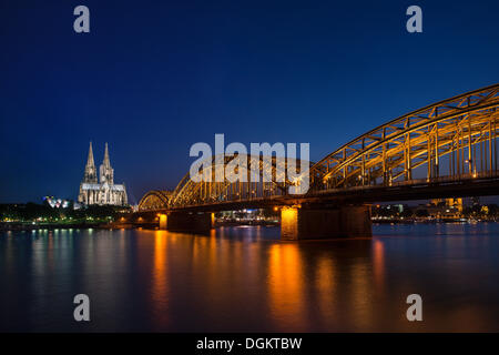 Blick vom Köln-Deutz, das Wallraf-Richartz-Museum, Koelner Dom, Kölner Dom und die Deutz-Brücke in der Nacht, Köln Stockfoto