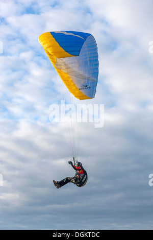 Gleitschirm über Latrigg Gipfel in den Lake District National Park. Stockfoto