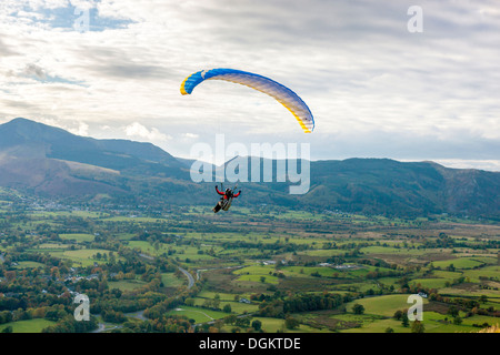 Gleitschirm über Keswick im Lake District National Park. Stockfoto