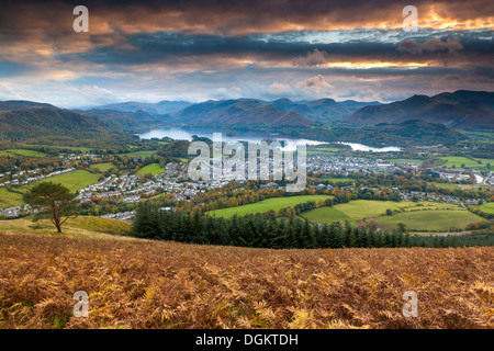 Blick über Keswick und Derwent Water von Latrigg Gipfel in den Lake District National Park. Stockfoto