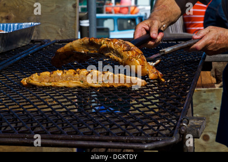 Mann drehen ein Stück Fisch auf dem Grill bei einem Meeresfrüchte-Festival in Santa Barbara, Kalifornien. Stockfoto