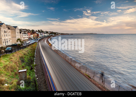 Große westliche Zug Dawlish auf der berühmten Brunel südlichen Küsten-Bahnstrecke auf der Durchreise. Stockfoto