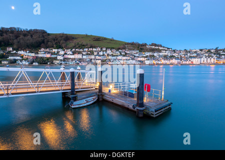 Fährhafen Sie am Fluss Dart mit Dartmouth im Hintergrund. Stockfoto