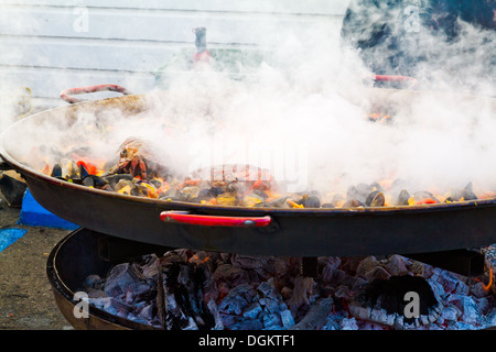 Eine große Pfanne Paella Kochen auf Holzfeuer auf einem Meeresfrüchte-Festival in Santa Barbara, Kalifornien Stockfoto