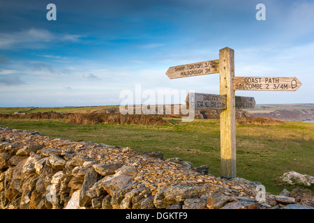 Wegweiser auf dem South West Coast Path in der Nähe von scharfen Tor. Stockfoto