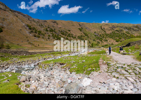 Zwei Menschen zu Fuß auf Weg durch Borrowdale Tal in den Lake District National Park Stockfoto