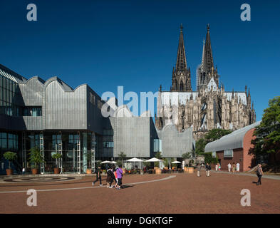 Blick auf das Museum Ludwig und Kölner Dom von Heinrich-Böll-Platz-Platz, Touristen zu Fuß im Vordergrund gesehen Stockfoto