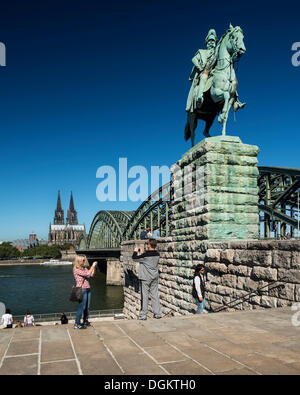 Reiterstandbild von Kaiser Wilhelm i. von Preußen, Deutz, Hohenzollernbruecke Brücke und Kölner Dom auf der Rückseite Stockfoto