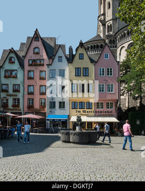 Bunte Reihe von Häusern im Martinswinkel mit der romanischen groß St. Martin-Kirche auf der Rückseite, Am Fischmarkt Stockfoto