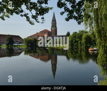 Kleiner Kiel See vor Kiel Rathaus hinter das Wahrzeichen Rathausturm, Kiel, Schleswig-Holstein, PublicGround Stockfoto