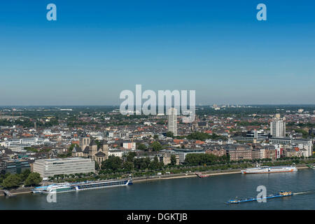Blick auf Neustadt Nord-Bezirk von Deutz Bezirk, mit der Kirche St. Kunibert und Bürogebäuden an den Ufern des gesehen Stockfoto