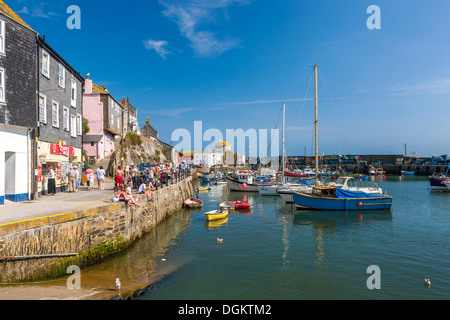 Alte hölzerne Fischerboote im Hafen von Mevagissey. Stockfoto