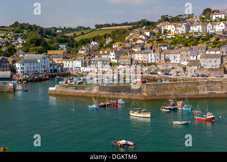 Häuser am Vorgewende rund um den alten Fischerei Hafen Mevagissey. Stockfoto