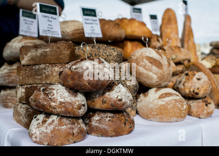 Handwerkliche Bäckereien aus ganz London richten Sie ihre Stände auf der South Bank zu zeigen und verkaufen ihre waren auf das wahre Brot Festiva Stockfoto