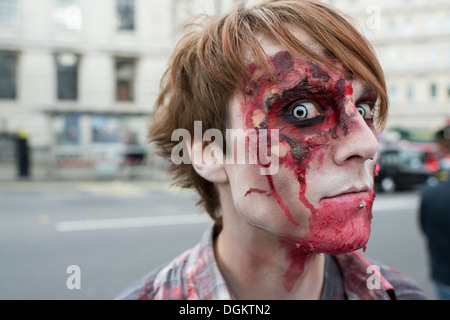 Ein junger Mann verkleidet für einen Zombie Walk im Zentrum von London. Stockfoto