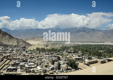 Die Stadt Leh betrachtet von Leh Palace. Stockfoto