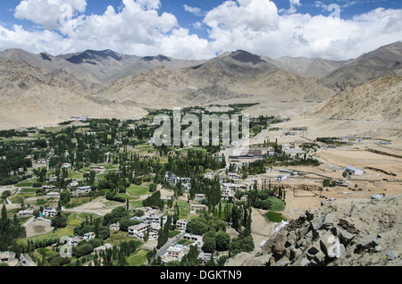 Die Stadt Leh betrachtet von Leh Palace. Stockfoto