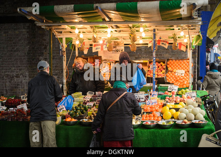 Ein buntes Obst Stall in Brixton Market. Stockfoto