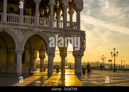 Morgenlicht und Schatten der Dogenpalast in Venedig. Stockfoto