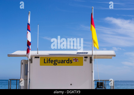 Rettungsschwimmer patrouillieren Bahnhof am Strand von Bournemouth. Stockfoto