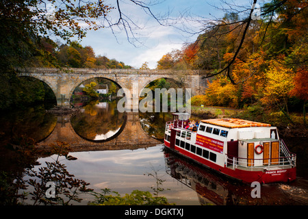 Der Fürstbischof River Cruiser zu unterqueren Anbiegen Brücke über den Fluss tragen in Durham. Stockfoto