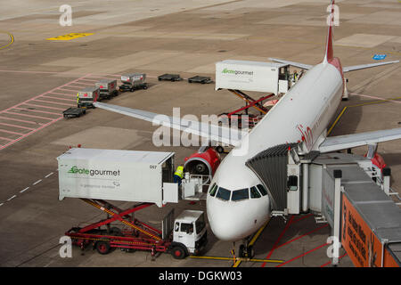 Flugzeug ist in Vorbereitung für den Flug, erhebende Plattformwagen Warenlieferungen für die Kombüse, Gepäck Auto und Flugzeug Stockfoto