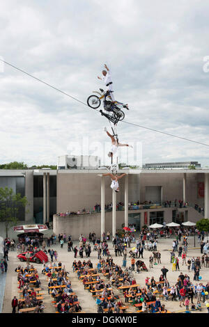 Museum Mile Festival, Hochseil-Artist Falko Traber auf einem Motorrad auf dem Hochseil, Publikum unten, Bonn Stockfoto