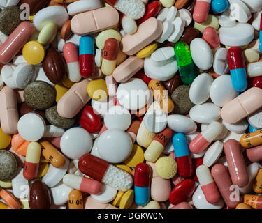 Gemischte bunte Pillen, Kapseln, Tabletten und Dragees, Deutschland Stockfoto