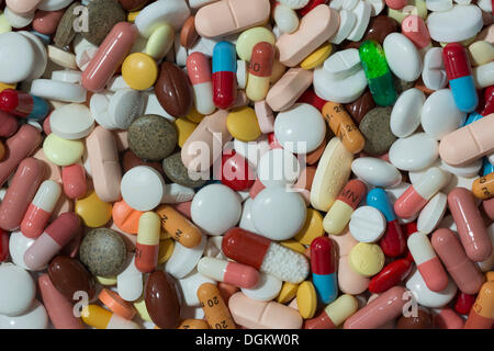 Gemischte bunte Pillen, Kapseln, Tabletten und Dragees, Deutschland Stockfoto