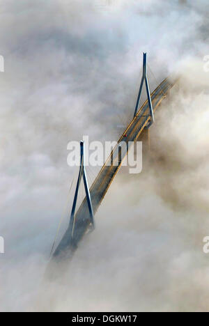 Koehlbrand Brücke im Nebel, Hamburg, Hamburg, Deutschland Stockfoto