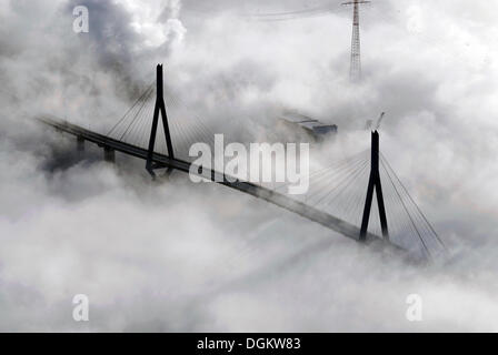 Koehlbrand Brücke im Nebel, Hamburg, Hamburg, Deutschland Stockfoto
