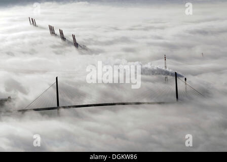 Koehlbrand Brücke im Nebel, Hamburg, Hamburg, Deutschland Stockfoto