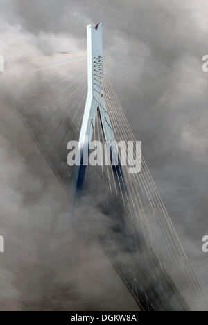 Koehlbrand Brücke im Nebel, Hamburg, Hamburg, Deutschland Stockfoto