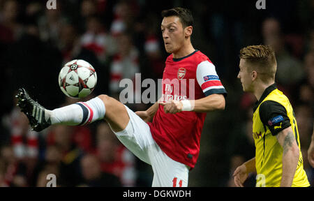 London, UK. 22. Oktober 2013. Arsenals Mesut Özil (L) und die Dortmunder Marco Reus-Kampf um den Ball während der Fußball-Champions League-Gruppe F-match zwischen Arsenal FC und Borussia Dortmund im Emirates Stadium in London, UK, 22. Oktober 2013. Foto: Bernd Thissen/Dpa/Alamy Live News Stockfoto