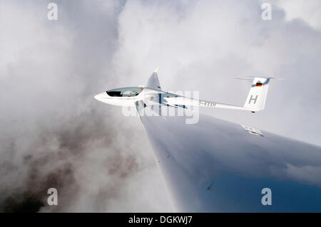 Schirmtyp ASH 26 E über den Wolken, Ratzeburg, Schleswig-Holstein, Deutschland Stockfoto