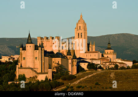 El Alcazar Schloss vor der Kathedrale, Segovia, Kastilien und León, Spanien Stockfoto