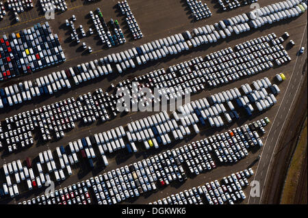 Luftaufnahme, Parkplatz für Fahrzeuge, Fahrzeuglogistik, BLG Logistics Group, Bremen, Bremerhaven, Bremen, Deutschland Stockfoto