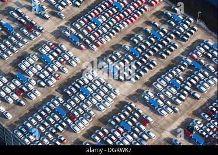 Luftaufnahme, Parkplatz für Fahrzeuge, Fahrzeuglogistik, BLG Logistics Group, Bremen, Bremerhaven, Bremen, Deutschland Stockfoto