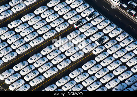 Luftaufnahme, Parkplatz für Fahrzeuge, Fahrzeuglogistik, BLG Logistics Group, Bremen, Bremerhaven, Bremen, Deutschland Stockfoto