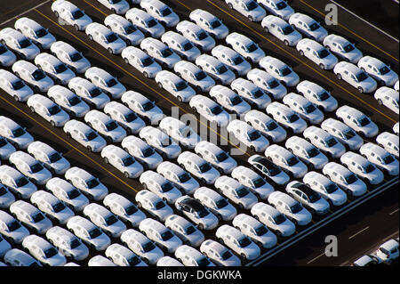 Luftaufnahme, Parkplatz für Fahrzeuge, Fahrzeuglogistik, BLG Logistics Group, Bremen, Bremerhaven, Bremen, Deutschland Stockfoto